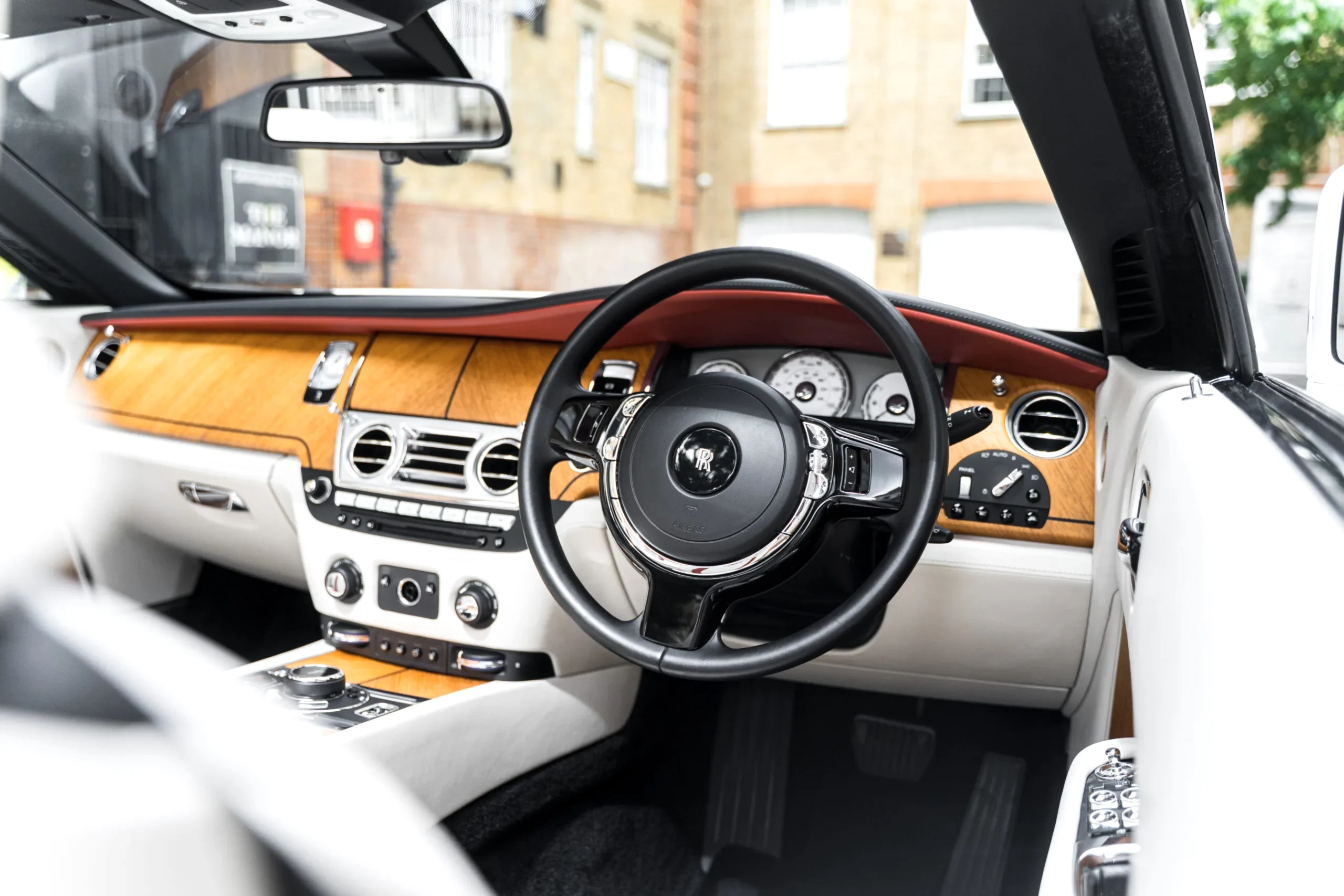 Rolls Royce - Image 10